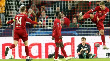 Pemain Liverpool Naby Keita (tengah), Jordan Henderson (kiri), dan Roberto Firmino (kanan) saat menghadapi Red Bull Salzburg pada pertandingan Grup E Liga Champions di Salzburg, Austria, Selasa (10/12/2019). Liverpool menang 2-0 dan lolos ke babak 16 besar Liga Champions. (KRUGFOTO/APA/AFP)