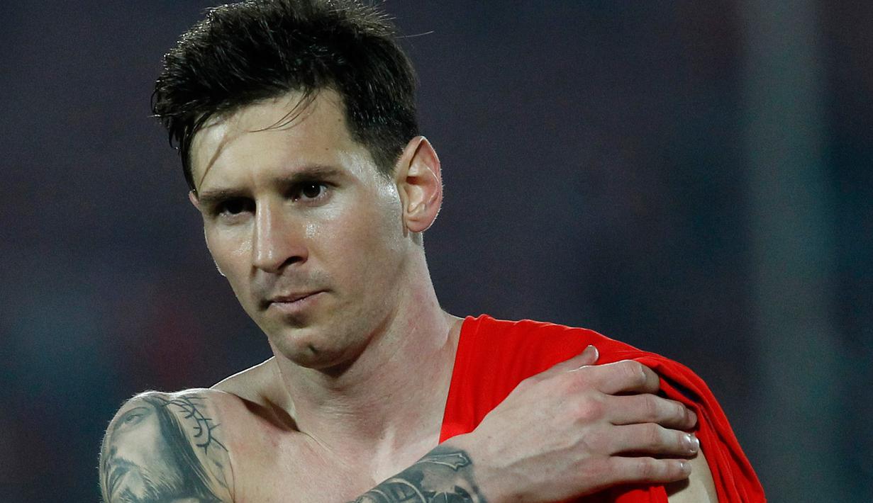Pesepak bola Lionel Messi dari Argentina meninggalkan lapangan setelah mengalahkan Cile 2-1 dalam pertandingan Kualifikasi Piala Dunia FIFA 2018, di Santiago (24/03/2016) (AFP PHOTO / CLAUDIO REYES)