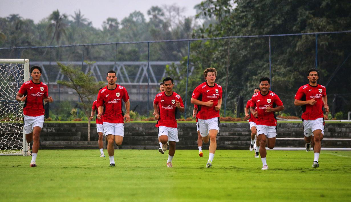Ole Romeny bersama dengan para pemain Timnas Indonesia melakukan latihan persiapan menjelang laga Ronde 3 Kualifikasi Piala Dunia 2026 melawan China di Bali United Training Center, Bali, pada Selasa sore (23/05/2025). (Bola.com/Alit Binawan)