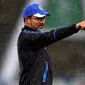 Pelatih Huddersfield, David Wagner memberikan arahan kepada pemainnya saat melawan Manchester United dalam pertandingan Liga Inggris di stadion John Smith di Huddersfield (21/10). (Nigel French / PA via AP)