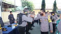 Bhabinkamtibmas di Kebumen, Jawa Tengah mengenakan akesesoris mirip 'Pak Bhabin' yang viral dari Purworejo. (Foto: Liputan6.com/Humas Polres Kebumen)