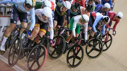 Sejumlah pebalap sepeda bersiap memulai balapan setelah terjadi insiden kecelakaan pada nomor omnium tempo race putra UCI Track Nations Cup 2023 yang berlangsung di Jakarta International Velodrome, Rawamangun, Jakarta, Sabtu (25/02/2023). (Bola.com/Bagaskara Lazuardi)