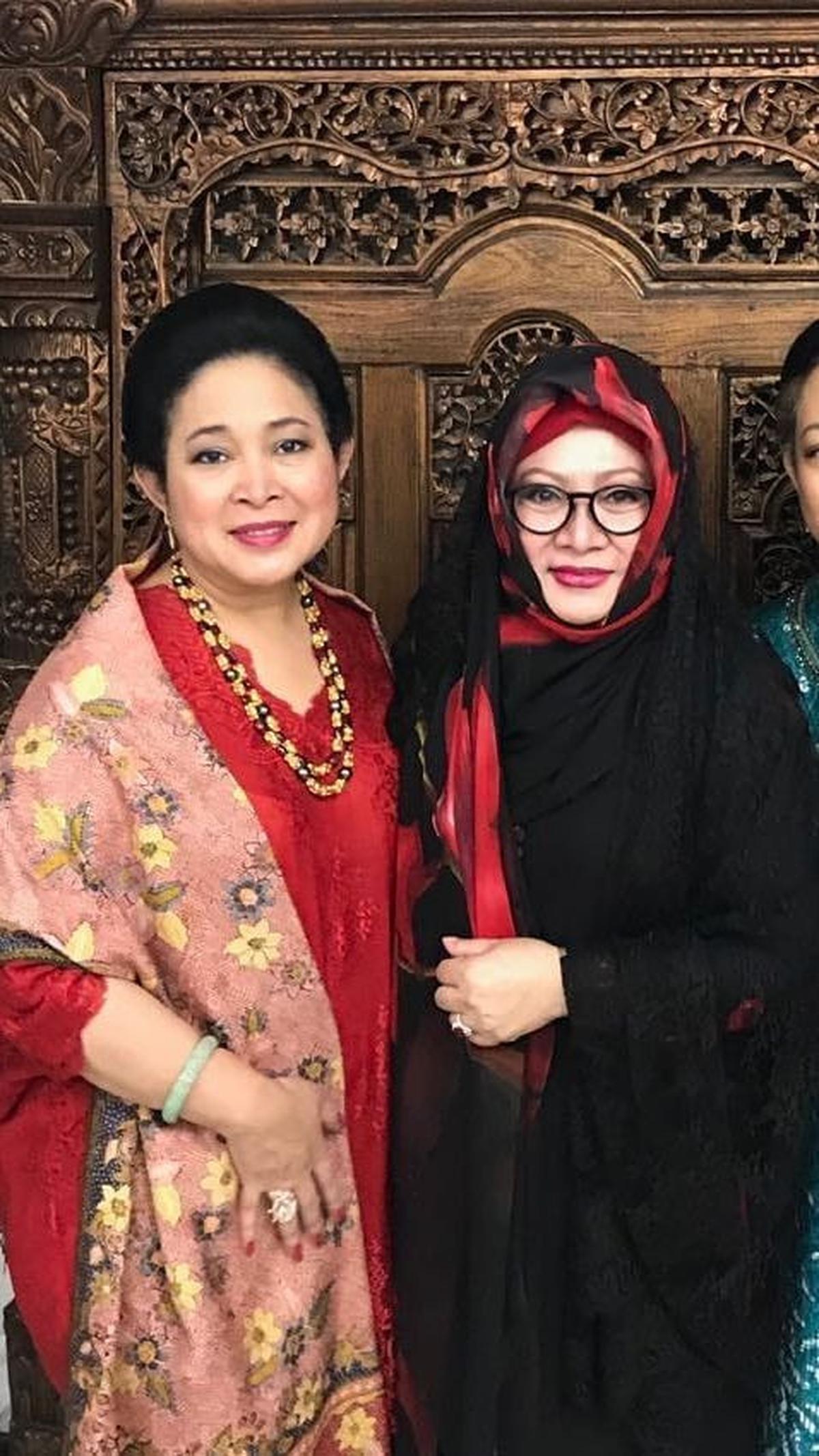 Tutut Soeharto merupakan anak pertama sedangkan Titiek anak keempat. Ini potret kebersamaan kakak beradik yang usianya selisih 10 tahun. Tutut lahir pada 23 Januari 1949, sedangkan Titiek lahir pada 14 April 1959.
