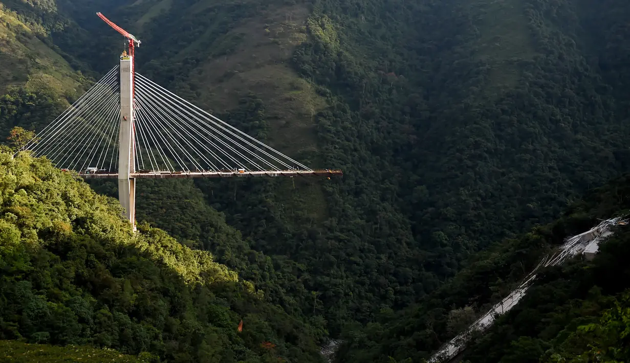Sebuah jembatan yang menghubungkan Bogota dengan Kota Villavicencio ambruk di kota Guayabetal, Senin (16/1).  Jembatan bernama Jembatan Chirajara itu tengah dalam konstruksi dan tidak beroperasi ketika mengalami kejadian nahas tersebut (Raul Arboleda/AFP)