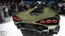 Pengunjung melihat Supercar hybrid Lamborghini Sian yang dipamerkan dalam IAA Auto Show di Frankfurt, Jerman, Selasa (10/9/2019). Mobil listrik pertama keluaran Lamborghini yang diberi nama Sian FKP 37 ini menampakkan dirinya secara perdana di hadapan publik. (Tobias SCHWARZ/AFP)