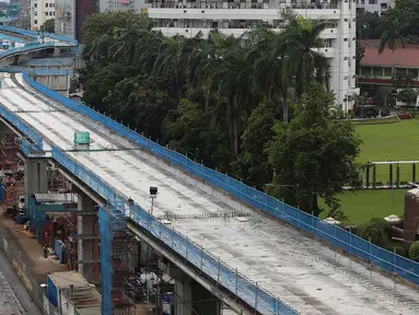 Pemandangan pembangunan jalur layang MRT koridor selatan-utara, Lebak Bulus-Bundaran HI di kawasan Blok M, Jakarta, Selasa (21/3). Pengerjaan mass rapid transit (MRT) tahap pertama sektor layang tersebut sudah mencapai 4,9 km. (Liputan6.com/Johan Tallo)