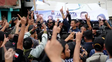 Cagub DKI Jakarta, Agus Harimurti Yudhoyono (AHY) saat blusukan di kawasan Kampung Pulo, Jakarta, Selasa (27/12). AHY datang ke tempat tersebut untuk mendengarkan keluhan warga. (Liputan6.com/Gempur M Surya)