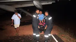 Tim penyelamat mengevakuasi penumpang setelah tergelincirnya pesawat maskapai India, Jet Airways, di Bandara Dabolim, Goa, Selasa (27/12). Pesawat tersebut membawa 161 penumpang dan awak. (Indian Navy/Indian Ministry of Defence/Handout via REUTERS)