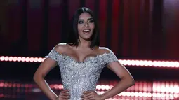 Miss Colombia Laura Gonzalez berkompetisi merebut gelar wanita tercantik sejagat Miss Universe di Las Vegas, (26/11). Ia memakai gaun model off shoulder bertabur permata (AP Photo/John Locher)