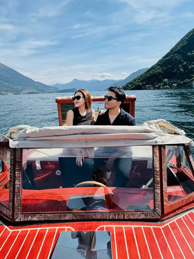 7 Potret Aaliyah Massaid dan Thoriq Halilintar Naik Speed Boat Mewah di Danau Como
