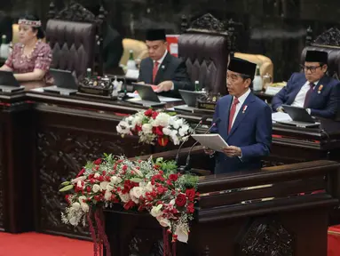 Presiden Joko Widodo menyampaikan pidato pengantar RUU tentang APBN tahun anggaran 2024 beserta nota keuangannya pada rapat Paripurna DPR pembukaan masa persidangan I DPR tahun sidang 2023-2024 di Gedung Nusantara, Kompleks Parlemen, Senayan, Jakarta, Rabu (16/8/2023). (Liputan6.com/Faizal Fanani)