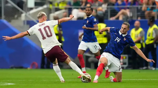 Pemain Spanyol Dani Olmo (10) dan pemain Prancis Adrien Rabiot (14) berebut bola