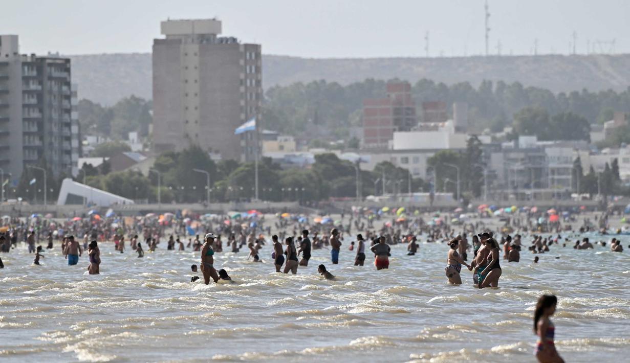 Pemandangan orang-orang di bawah sinar matahari di sebuah pantai di Puerto Madryn, provinsi Chubut, Argentina pada tanggal 26 Januari 2024. (MAXI JONAS/AFP)