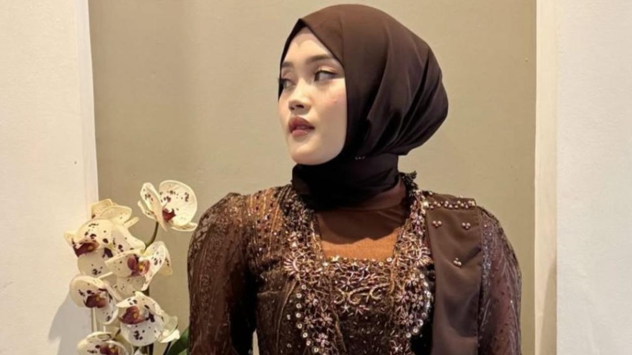 Penampilan Putri Delina di Tasyakuran Mahalini Jadi Buah Bibir, Elegan dengan Kebaya Cokelat