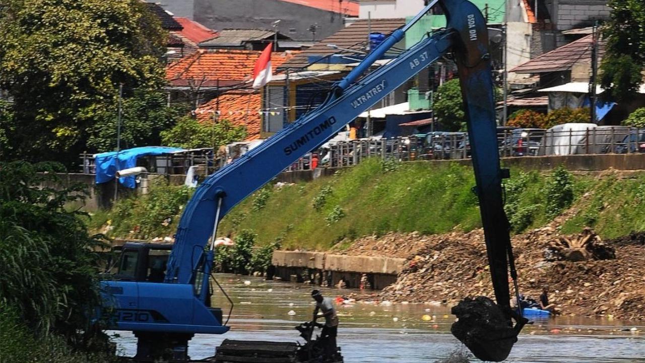 Selain untuk mencegah dangkalnya sungai, pengerukan ini juga untuk mengantisipasi terjadinya banjir yang disebabkan luapan Kali Ciliwung. Foto: merdeka.com / Imam Buhori
