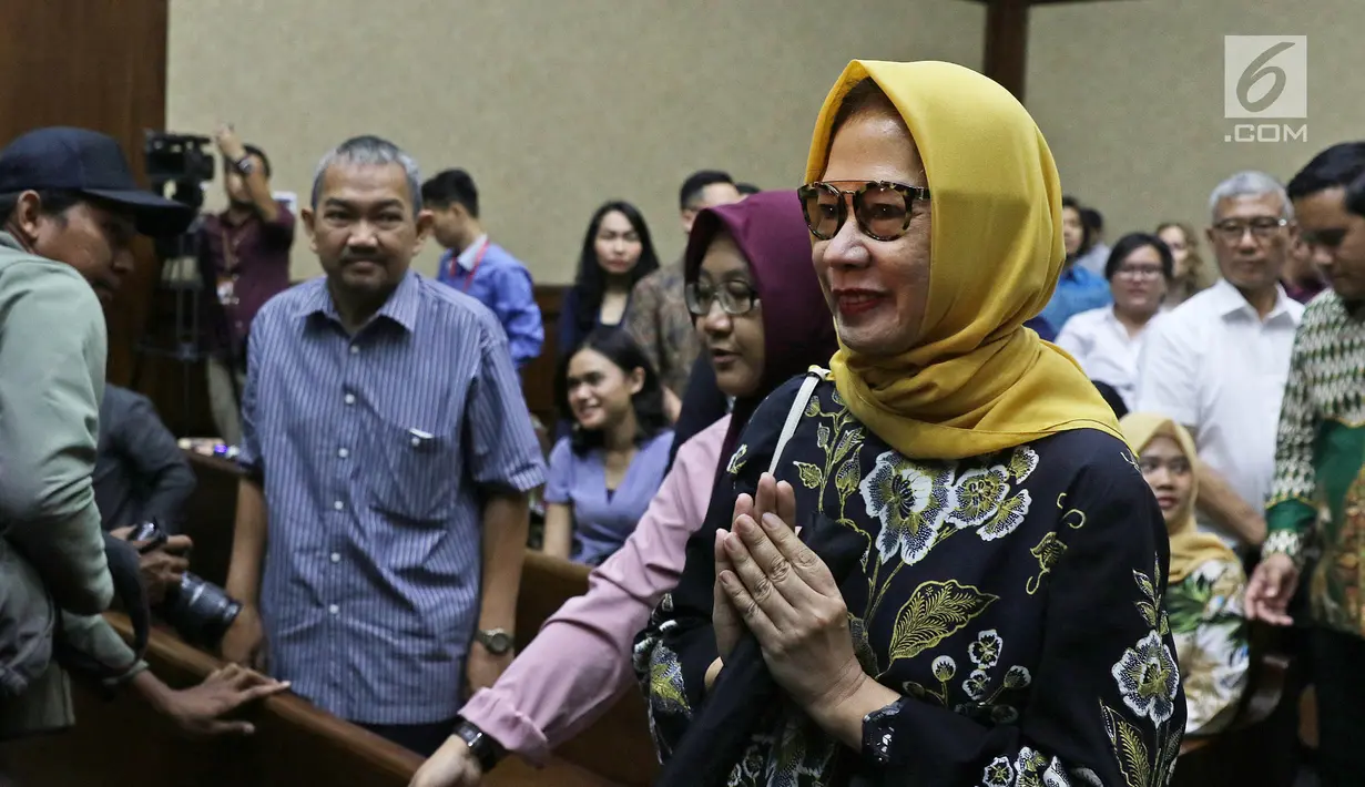 Terdakwa kasus dugaan korupsi investasi perusahaan di blok BMG Australia tahun 2009, Karen Agustiawan berjalan untuk menjalani sidang lanjutan di Pengadilan Tipikor, Jakarta, Senin (10/6/2019). Karen menjalani sidang dengan agenda pembacaan putusan oleh majelis hakim. (Liputan6.com/Herman Zakharia)