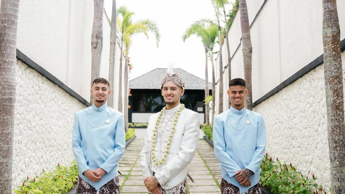 Pernikahan Adat Jawa Justin Hubner: Ivar Jenner dan Mees Hilgers Tampil Memukau sebagai Groomsmen