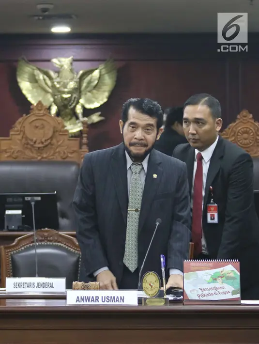 Ketua rapat pleno Anwar Usman usai pemilihan ketua Mahkamah Konstitusi di Jakarta, Senin (2/3). Seluruh hakim konsitusi, kecuali Arief Hidayat, memiliki hak dipilih dan memilih dalam pemungutan suara ini. (Liputan6.com/Angga Yuniar)