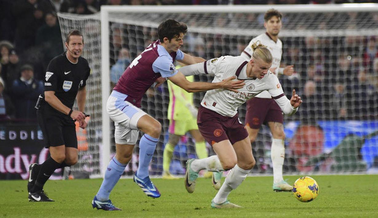 Pemain Manchester City, Erling Haaland, berusaha melewati pemain Aston Villa, Pau Torres, pada laga lanjutan pekan ke-15 Premier League di Stadion Villa Park, Kamis (07/12/2023). (AP Photo/Rui Vieira)