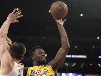 Pemain Los Angeles Lakers, Julius Randle (kanan) berusaha memasukan bola saat diadang pemain Indiana Pacers, T.J. Leaf, pada lanjutan NBA basketball game di Staples Center, Los Angeles, (19/1/2018). Lakers menang 99-86. (AP/Kyusung Gong)