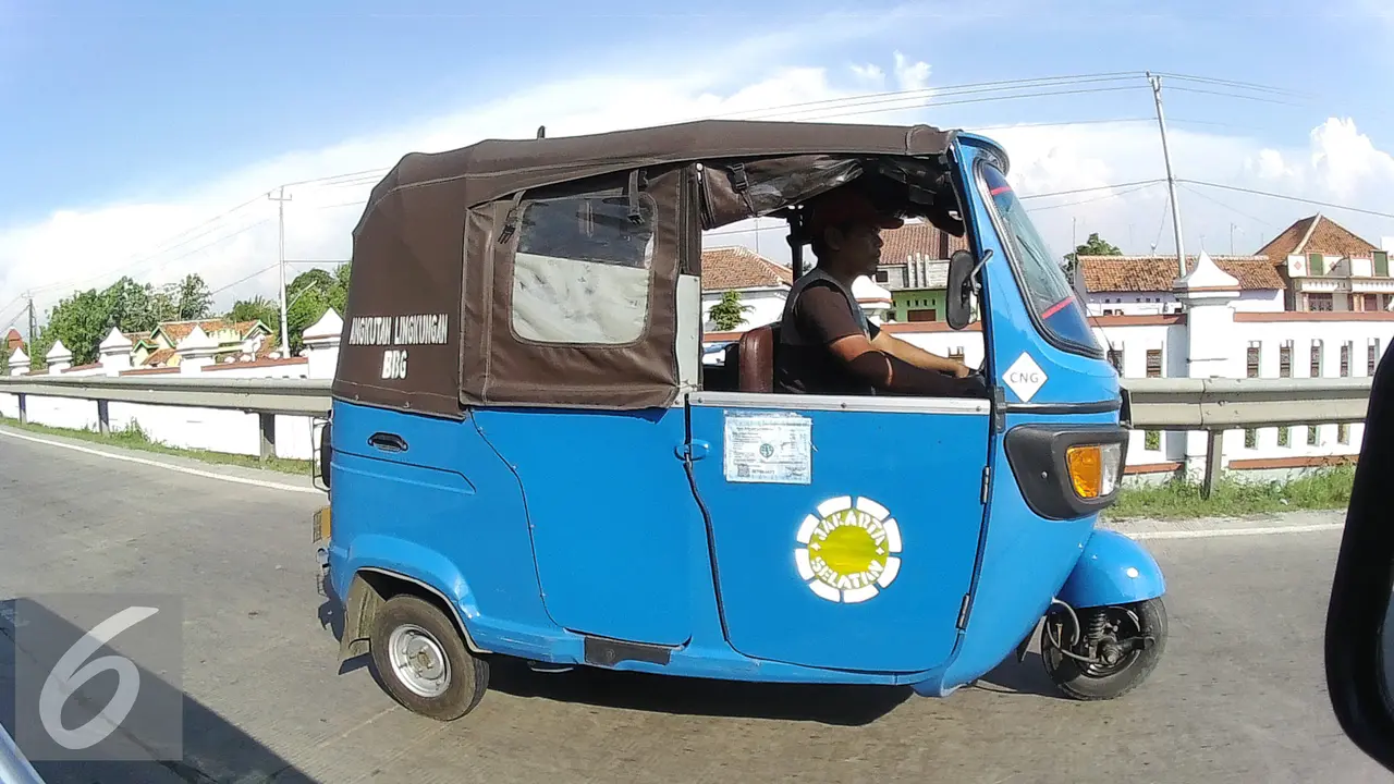 20160709-Pemudik-Naik-Bajaj-Semarang-HZ