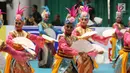 Tarian khas daerah mengawali pembukaan Kejuaraan Voli Putra Asia 2017 ke-16 di GOR Tri Dharma, Gresik, Senin (24/7). Ajang ini diikuti 16 negara dan terbagi dalam empat grup. (Liputan6.com/Helmi Fithriansyah)