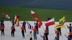 Dalam sejarah SEA Games, kejadian bendera Indonesia dipasang terbalik bukan kali pertama terjadi saat pembukaan SEA Games 2023 Kamboja. Pada SEA Games 2017 saat Malaysia menjadi tuan rumah insiden serupa juga terjadi meski berbeda bentuk kesalahannya. (Bola.com/Abdul Aziz)