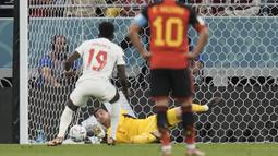 Namun sayang, eksekusi penalti yang diambil Alphonso Davies masih gagal menaklukkan Thibaut Courtois. Tendangan Alphonso Davies masih dapat ditepis kiper milik Real Madrid tersebut. (AP/Hassan Ammar)