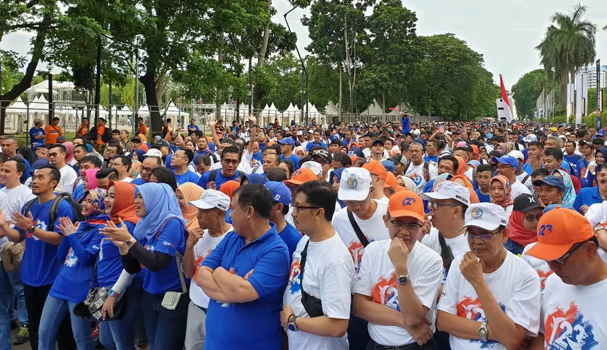 Ribuan perserta bersiap mengikuti fun walk dalam BRI Family Festival (BRIFFEST) 2018 di JCC, Jakarta, Minggu (16/12). Panitia membagikan 575 doorprize senilai total lebih dari Rp 2 miliar. (Liputan6.com/Pool/Humas BRI)