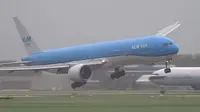 Sebuah pesawat terbang KLM nyaris terguling ketika mendarat karena diterpa angin yang sangat kencang.