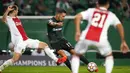 Pemain Sporting CP Pablo Sarabia (tengah) menendang bola saat melawan Ajax pada pertandingan Grup C Liga Champions di Stadion Alvalade, Lisbon, Portugal, Rabu (15/9/2021). Ajax menang 5-1. (AP Photo/Armando Franca)