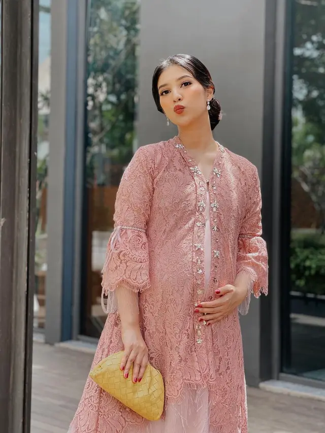 Baby bump Fita Anggriani terlihat ketika hadir di acara lamaran Sheila Dara (Foto: Instagram/@fitaanggriani)