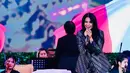 Rambut hitam panjang Anggun turut mempercantik penampilannya yang ikonik [@anggun_cipta]