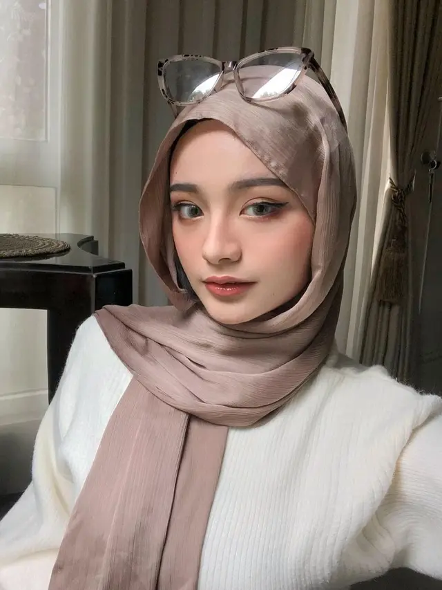 Salah satu model hijab pashmina yaitu pashmina silk
