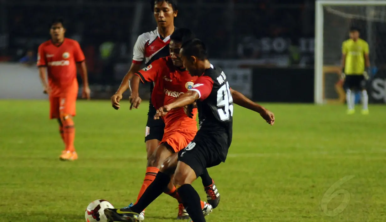Gelandang Persija, Ramdani Lestaluhu (tengah) berusaha menembus hadangan dua pemain Persijap Jepara saat berlaga di stadion GBK Jakarta, (26/5/2014). (Liputan6.com/Helmi Fithriansyah)