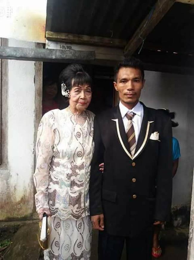 Pemuda 28 tahun menikahi nenek usia 82 tahun | Photo: Copyright facebook.com/Meike Rawis New