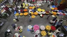 Penjual bunga menunggu pembeli di pasar grosir di Bengaluru, India, Kamis (24/9/2020). Negara berpenduduk 1,3 miliar itu diperkirakan akan menjadi negara terparah pandemi COVID-19 dalam beberapa minggu, melampaui Amerika Serikat. (AP Photo/Aijaz Rahi)