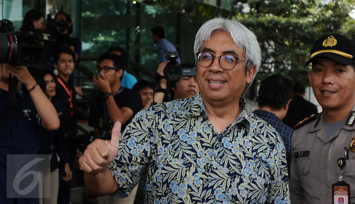 Sosiolog Imam Prasodjo mengacungkan jempol sambil meninggalkan gedung KPK usai melakukan pertemuan dengan pimpinan KPK, Jakarta, Senin (30/1). Imam Prasodjo diminta KPK menjadi panitia seleksi pemilihan penasihat KPK (Liputan6.com/Helmi Fithriansyah)