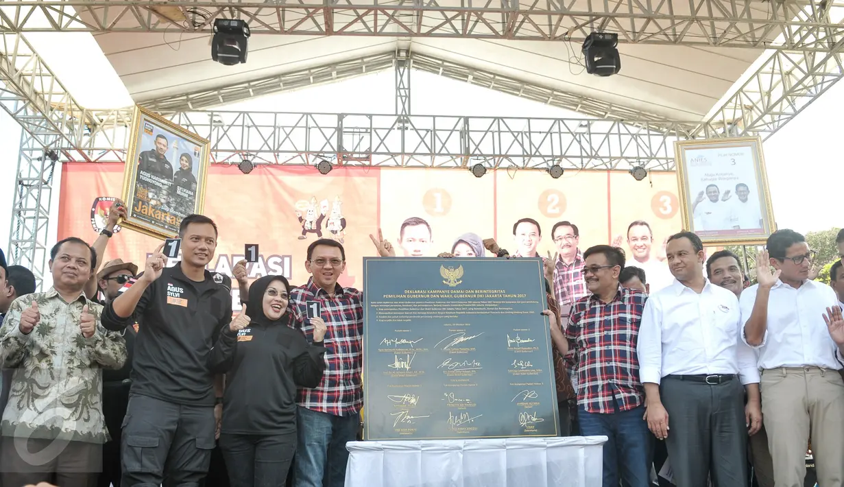 Tiga pasangan calon Gubernur DKI Jakarta menunjukan prasasti deklarasi damai, Jakarta, Sabtu (29/10). KPU DKI Jakarta gelar deklarasi kampanye damai pemilihan Gubernur dan Wakil Gubernur DKI Jakarta 2017. (Liputan6.com/Yoppy Renato)