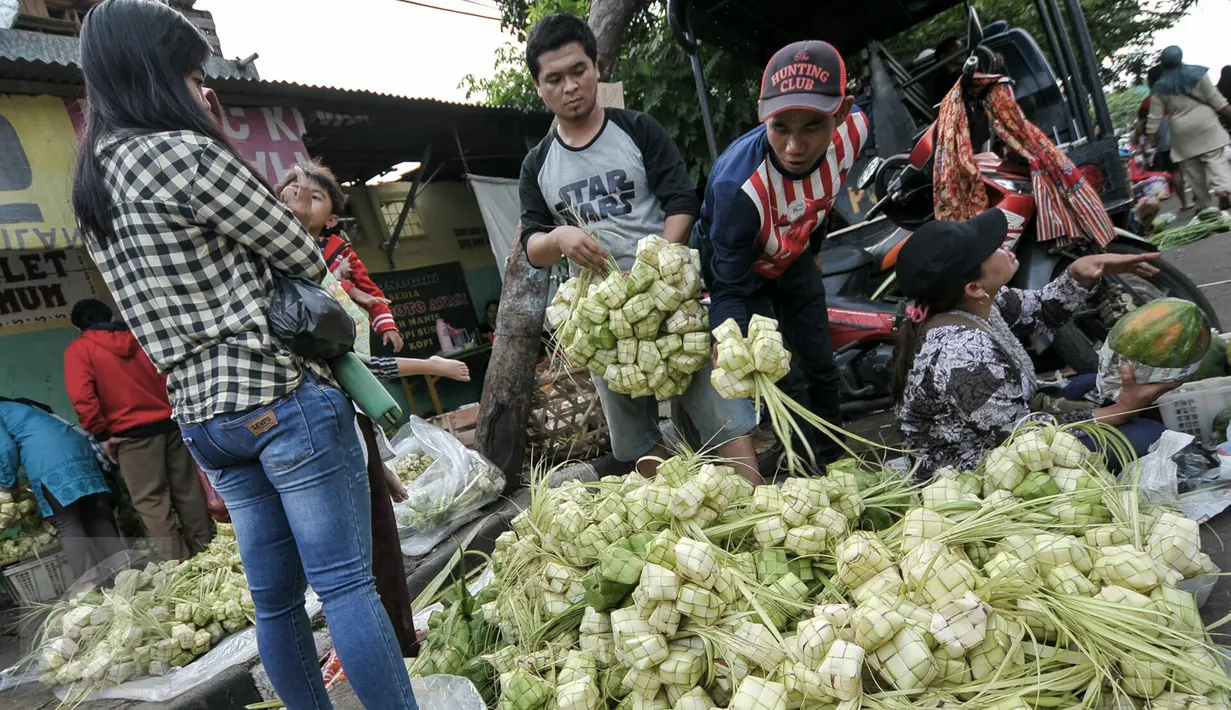 Warga membeli kulit ketupat untuk bahan membuat ketupat yang menjadi makanan khas di Hari Raya Idul Fitri, Jakarta, Senin (4/7). Jelang Hari Raya Idul Fitri, pedagang kulit ketupat mulai kebajiran pembeli. (Liputan6.com/Yoppy Renato)