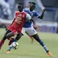 Striker Persib Bandung, Ezechiel N'Douassel, berebut bola dengan gelandang Arema FC, Makan Konate, pada laga Liga 1 di Stadion GBLA, Jawa Barat, Kamis (13/9/2018). Persib menang 2-0 atas Arema FC. (Bola.com/M Iqbal Ichsan)