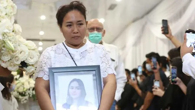 7 Momen Haru Jelang Kremasi Jenazah Laura Anna, Penuh Isak Tangis