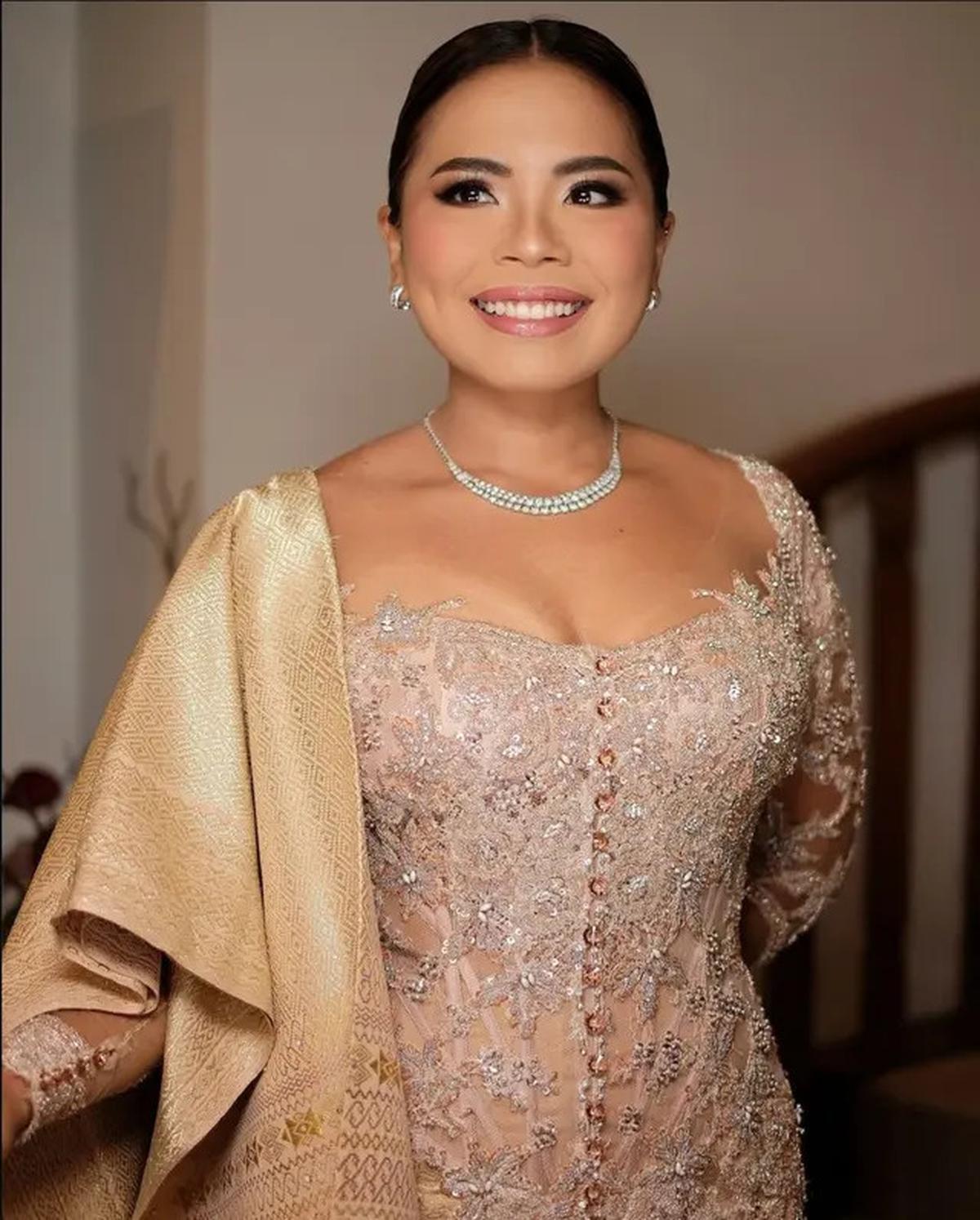 7 Potret Penampilan Keluarga Hotman Paris di Pernikahan Frank Hutapea, Elegan
