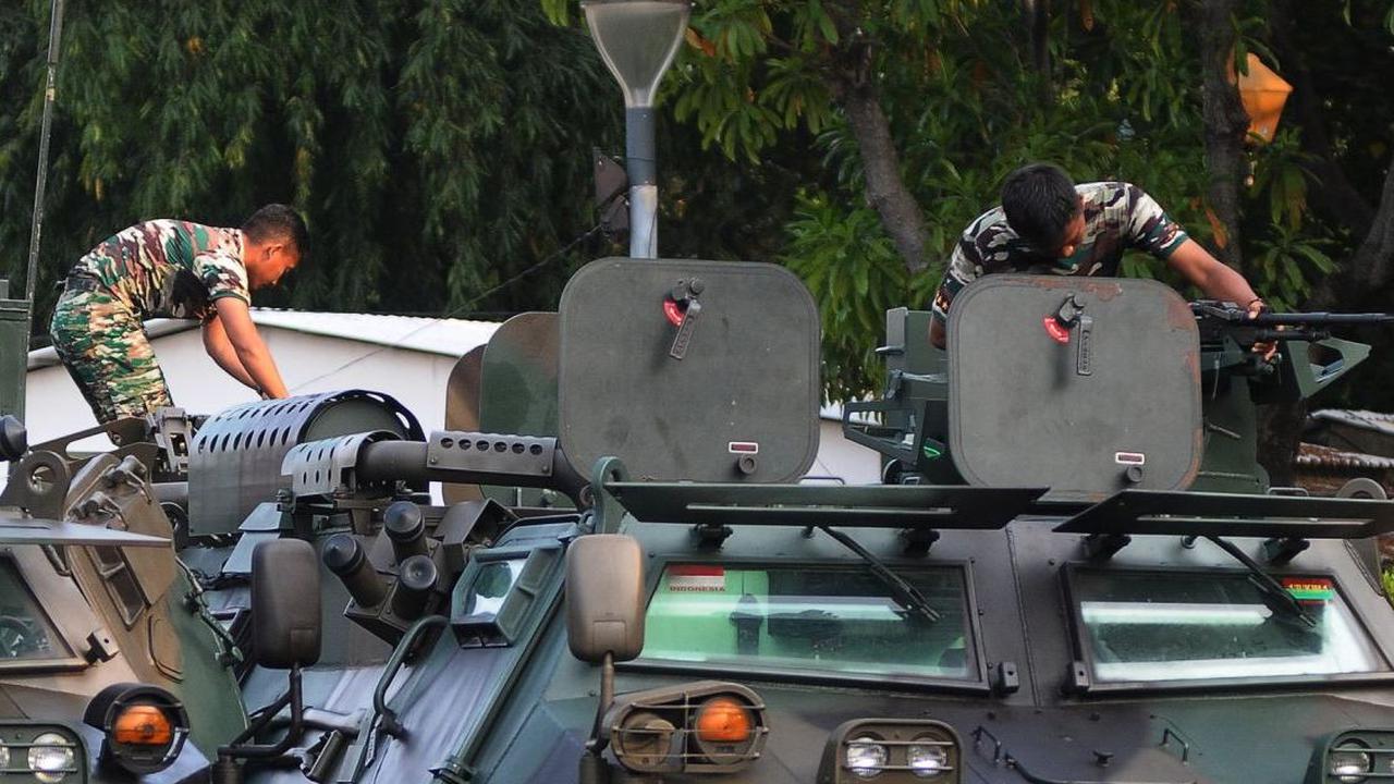 Setelah gemuruh suara pesawat F-16 yang terbang melintas cukup dekat dan cepat, deretan panser anoa hingga tank amfibi Marinir menggetarkan kawasan Monas.<br>