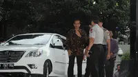 Gubernur nonaktif DKI Jakarta itu tiba di KPK pukul 09.00 WIB dengan menggunakan Toyota Kijang Innova putih B 1567 PRA, Jokowi mengenakan batik hitam motif daun. (Liputan6.com/Herman Zakharia)