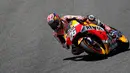 Pembalap Repsol Honda, Dani Pedrosa memacu motornya selama balapan MotoGP Spanyol di Sirkuit Jerez, Minggu (7/5). Pedrosa yang start dari posisi terdepan sukses mempertahankan kecepatannya sebanyak 27 lap hingga garis finish. (AP Photo/Miguel Morenatti)