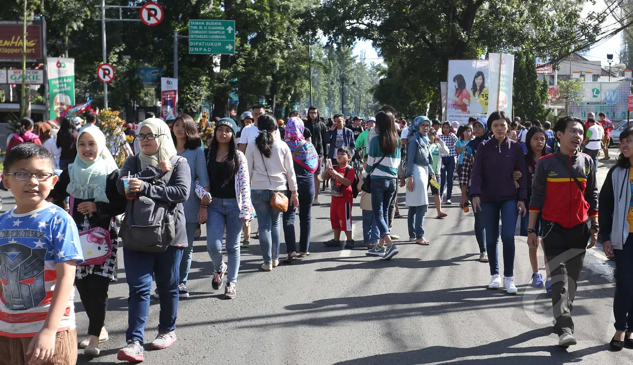 Sejumlah warga mengikuti Hari Bebas Kendaraan (Car Free Day) di sepanjang Jalan Dago, Bandung, Minggu (26/4/2015). CFD dimanfaatkan warga untuk menikmati suasana Bandung bebas dari asap kendaraan bermotor. (Liputan6.com/Herman Zakharia) 