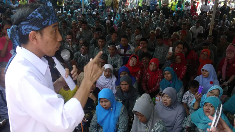 Temui Ratusan Relawan, Jokowi Pakai Ikat Kepala Khas Sunda