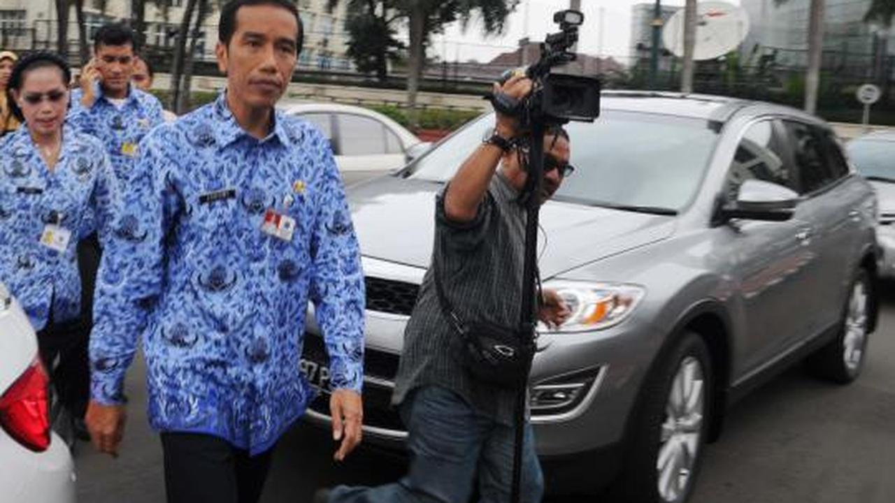 Berseragam Korpri, Jokowi nekat masuk ke gorong-gorong 