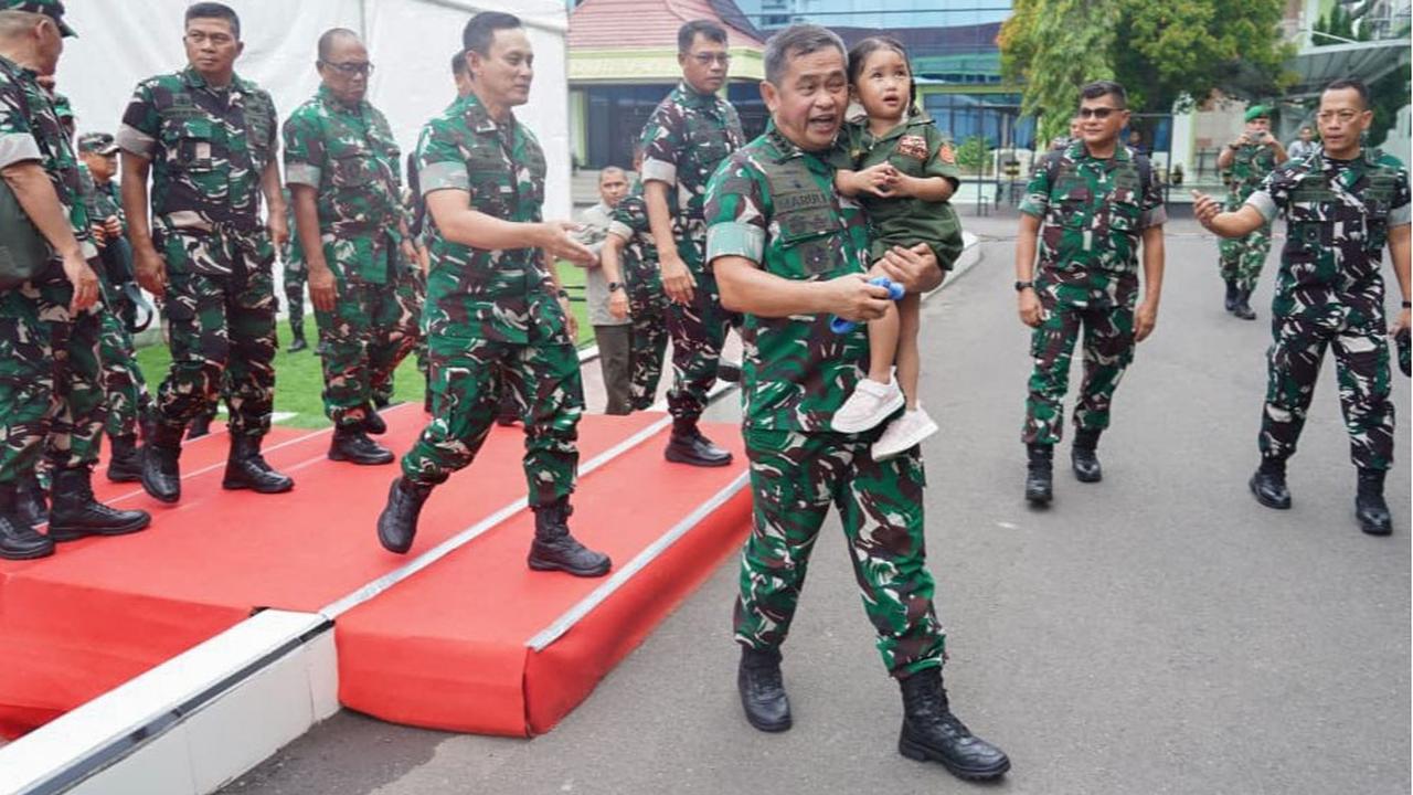 FOTO: Momen Penuh Keakraban Kasad Jenderal Maruli Bersama Anak-Anak Prajurit TNI AD